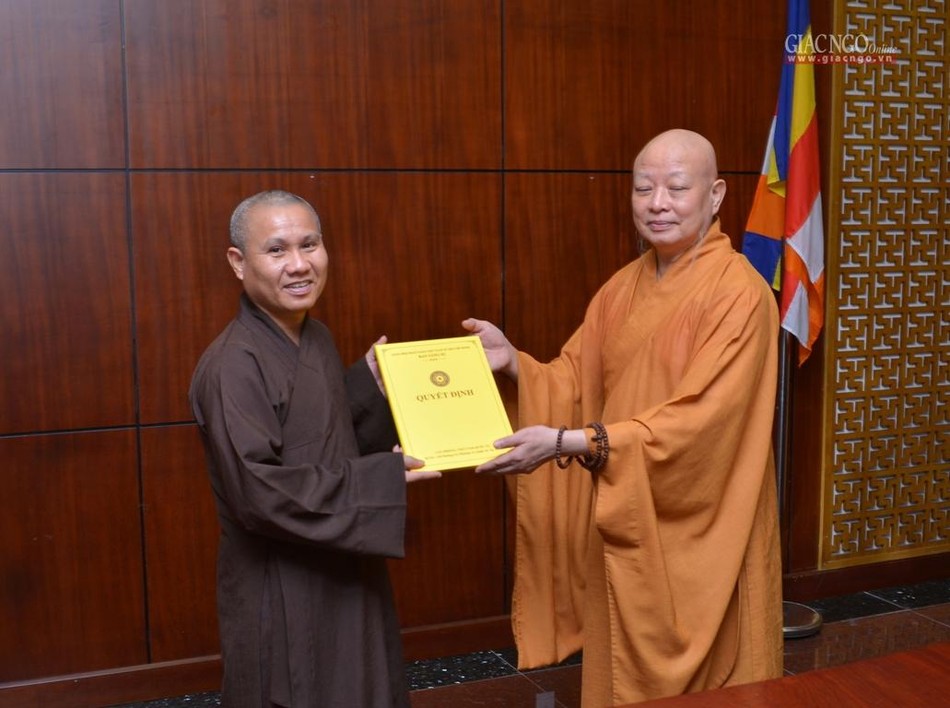 Thượng tọa Thích Minh Bảo, Ủy viên Thường trực, Trưởng ban Trị sự huyện Cần Giờ nhận quyết định Thượng tọa Thích Minh Bảo, Ủy viên Thường trực, Trưởng ban Trị sự huyện Cần Giờ nhận quyết định