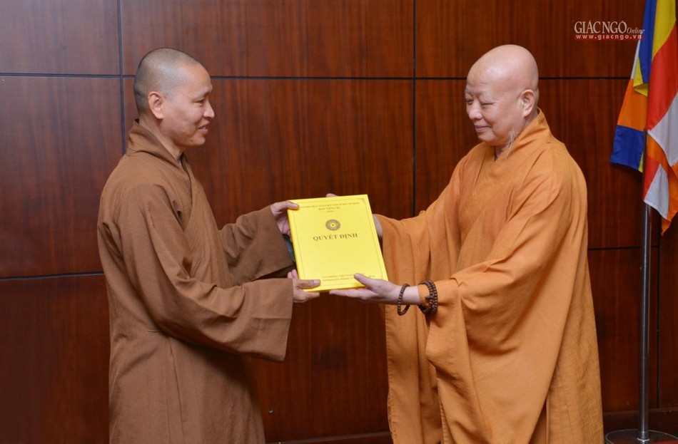 Thượng tọa Thích Minh Quang, Trưởng ban Trị sự quận 1 nhận quyết định Thượng tọa Thích Minh Quang, Trưởng ban Trị sự quận 1 nhận quyết định