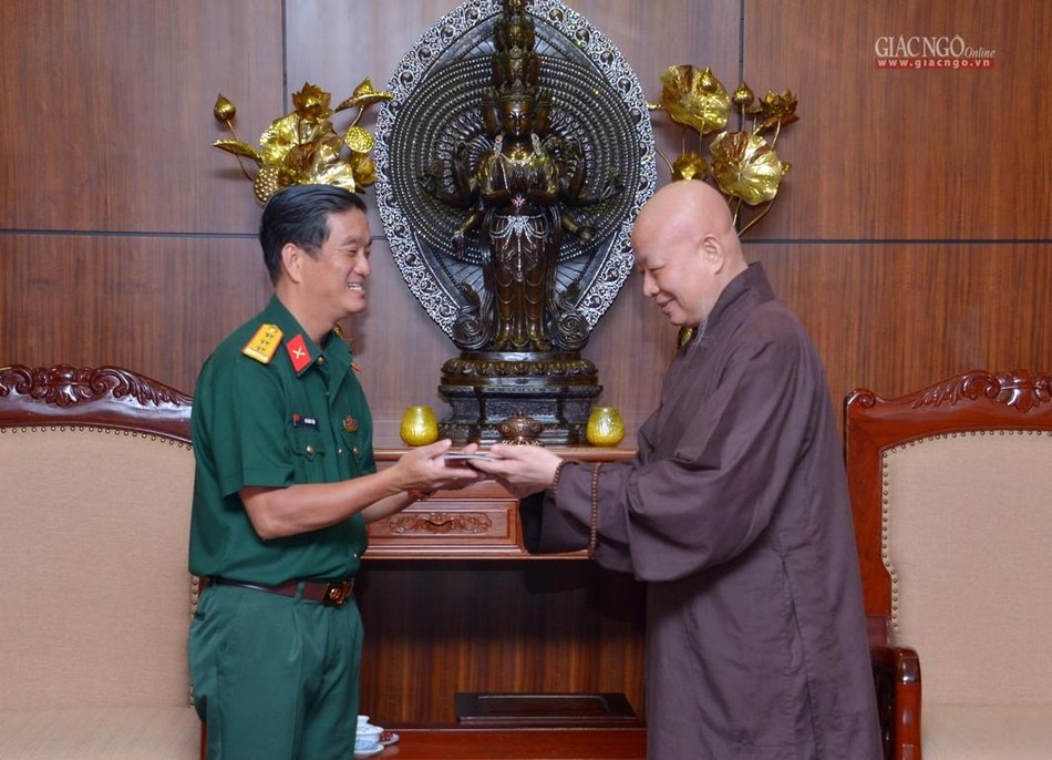 Hòa thượng Trưởng ban Trị sự GHPGVN TP.HCM tặng ấn phẩm Báo Giác Ngộ số đặc biệt Vu lan - Báo hiếu đến Thượng tá Võ Văn Thọ