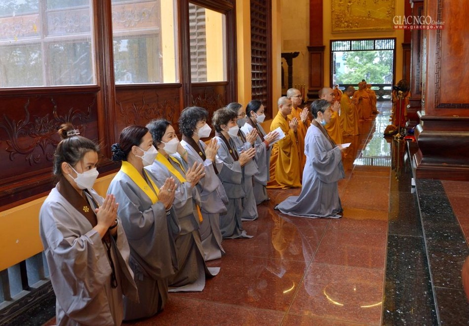 Phật tử Đạo tràng Pháp Hoa tham dự ngoại hộ cúng dường sau lễ Tự tứ Phật tử Đạo tràng Pháp Hoa tham dự ngoại hộ cúng dường sau lễ Tự tứ