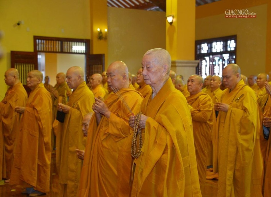 Đức Quyền Pháp chủ GHPGVN cùng chư tôn đức niêm hương tưởng niệm Đại lão Hòa thượng Thích Tâm Châu tại Tổ đường Đức Quyền Pháp chủ GHPGVN cùng chư tôn đức niêm hương tưởng niệm Đại lão Hòa thượng Thích Tâm Châu tại Tổ đường