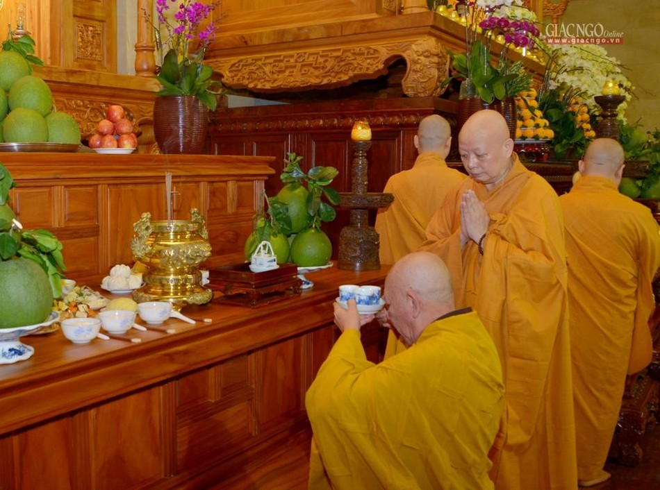 Dâng trà cúng dường Giác linh Đại lão Hòa thượng Dâng trà cúng dường Giác linh Đại lão Hòa thượng