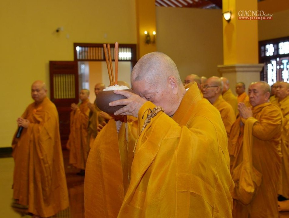 Đức Quyền Pháp chủ dâng phạn thực cúng dường Đức Quyền Pháp chủ dâng phạn thực cúng dường