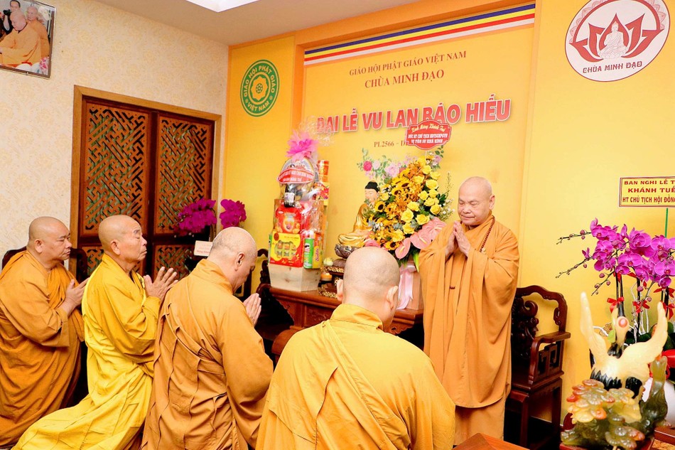 Ban Thường trực Ban Trị sự tỉnh Bình Dương đảnh lễ, khánh tuế đến Hòa thượng Chủ tịch Hội đồng Trị sự GHPGVN Ban Thường trực Ban Trị sự tỉnh Bình Dương đảnh lễ, khánh tuế đến Hòa thượng Chủ tịch Hội đồng Trị sự GHPGVN