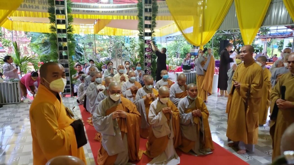 Chư Ni niêm hương tưởng niệm Giác linh Ni trưởng Chư Ni niêm hương tưởng niệm Giác linh Ni trưởng