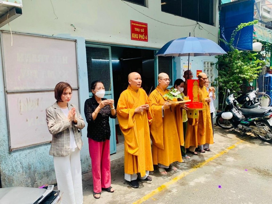 Niêm hương thỉnh hương linh người mất về chùa Niêm hương thỉnh hương linh người mất về chùa