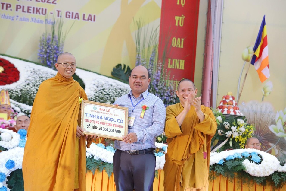 Thượng tọa Thích Giác Hiền trao 50 triệu đồng để xây dựng 1 ngôi nhà tình thương Thượng tọa Thích Giác Hiền trao 50 triệu đồng để xây dựng 1 ngôi nhà tình thương