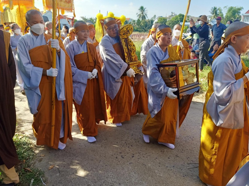 Môn đồ đệ tử củng thỉnh linh vị, di ảnh, y bát... Môn đồ đệ tử củng thỉnh linh vị, di ảnh, y bát...