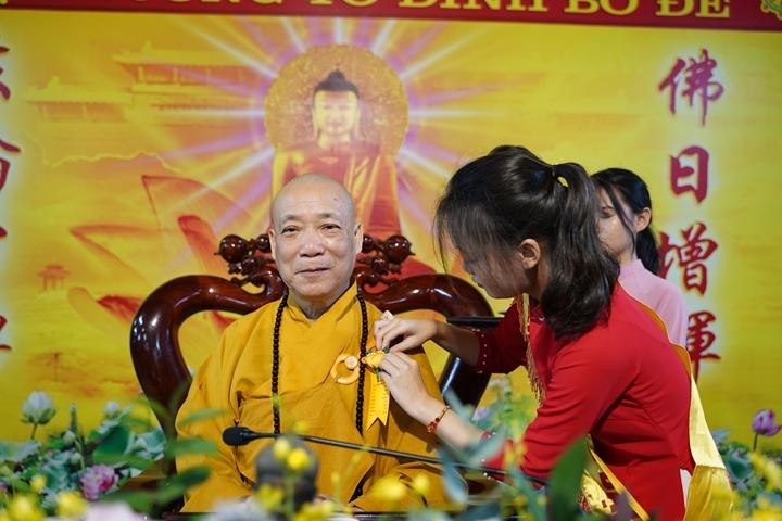 Phật tử cài hoa hồng vàng khánh tuế đến Hòa thượng Thích Bảo Nghiêm Phật tử cài hoa hồng vàng khánh tuế đến Hòa thượng Thích Bảo Nghiêm
