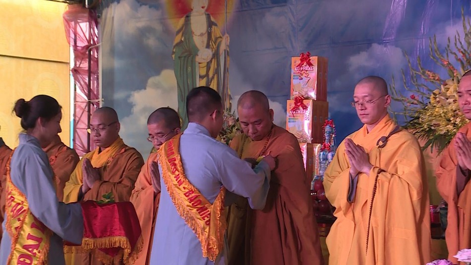 Vu lan là một trong những ngày lễ lớn của những người theo đạo Phật Vu lan là một trong những ngày lễ lớn của những người theo đạo Phật