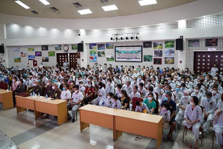 Lễ Vu lan ở bệnh viện truyền đi thông điệp suy nghĩ tích cực, lạc quan, mong họ sớm khỏe mạnh để có thể trở về bên gia đình Lễ Vu lan ở bệnh viện truyền đi thông điệp suy nghĩ tích cực, lạc quan, mong họ sớm khỏe mạnh để có thể trở về bên gia đình