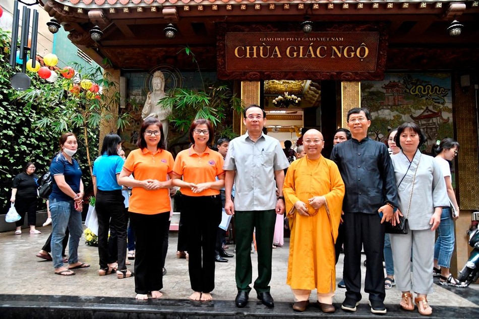 Bí thư Thành ủy TP.HCM Nguyễn Văn Nên đã chụp ảnh kỷ niệm tại chùa Giác Ngộ Bí thư Thành ủy TP.HCM Nguyễn Văn Nên đã chụp ảnh kỷ niệm tại chùa Giác Ngộ