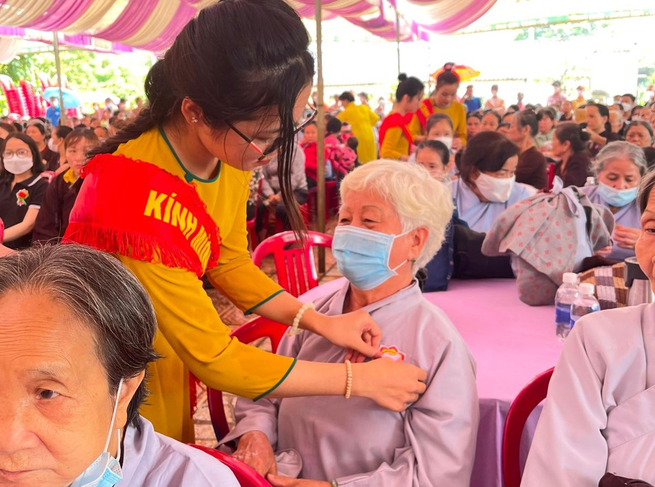 Cài hoa hồng Vu lan đến Phật tử tham dự Cài hoa hồng Vu lan đến Phật tử tham dự