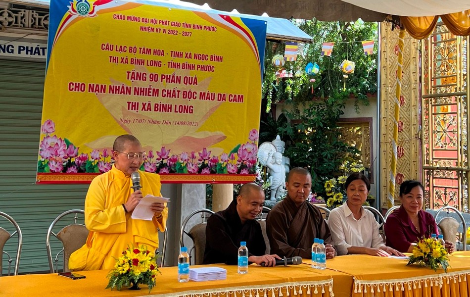 Ni sư Thích nữ Cẩn Liên, trụ trì tịnh xá Ngọc Bình động viên bà con cố gắng vượt qua khó khăn Ni sư Thích nữ Cẩn Liên, trụ trì tịnh xá Ngọc Bình động viên bà con cố gắng vượt qua khó khăn