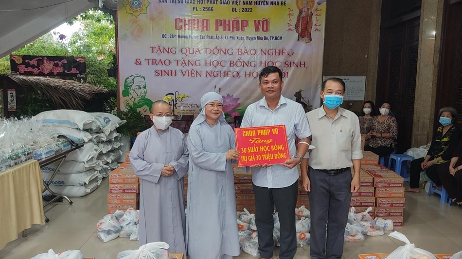 Ni trưởng Thích nữ Như Thảo trao 30 suất học bổng đến đại diện Ủy ban MTTQVN xã Phú Xuân Ni trưởng Thích nữ Như Thảo trao 30 suất học bổng đến đại diện Ủy ban MTTQVN xã Phú Xuân