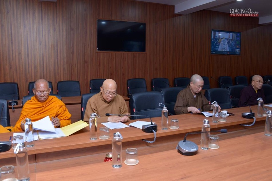 Chư tôn đức Phó Chủ tịch Hội đồng Trị sự, thành viên Ban Chỉ đạo Đại hội tham dự hội nghị trực tuyến kết nối hai văn phòng Trung ương GHPGVN