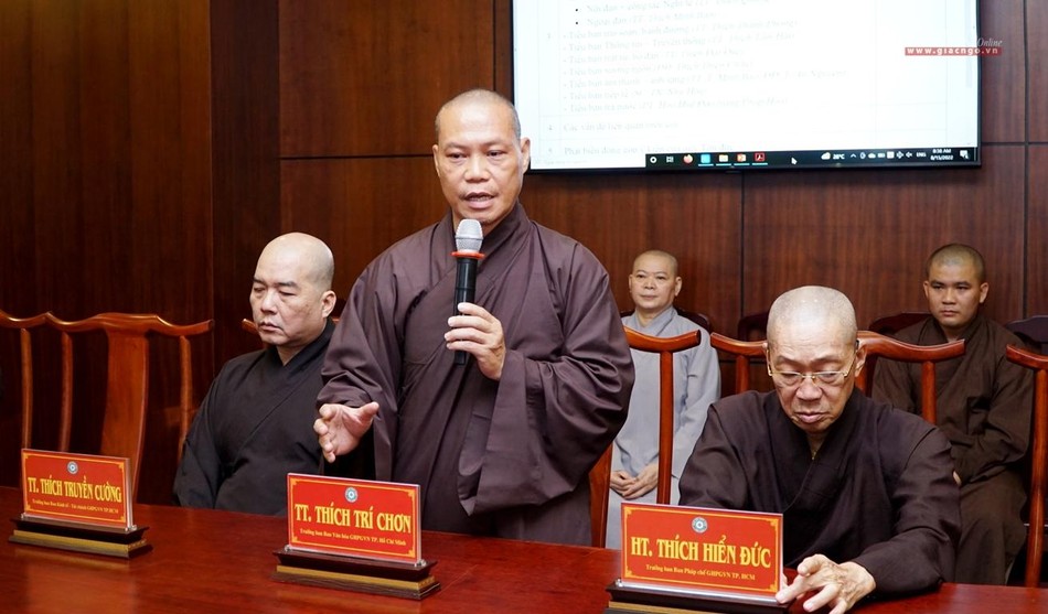 Thượng tọa Thích Trí Chơn đóng góp ý kiến tại buổi họp Thượng tọa Thích Trí Chơn đóng góp ý kiến tại buổi họp