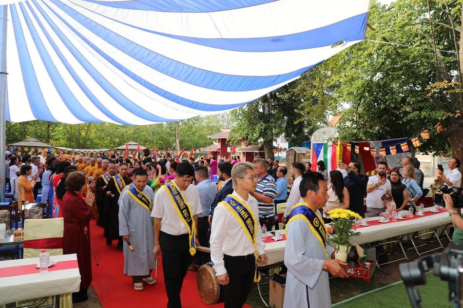 Phật tử dâng hoa cúng dường trong lễ Vu lan - Báo hiếu tại chùa Phúc Lâm Phật tử dâng hoa cúng dường trong lễ Vu lan - Báo hiếu tại chùa Phúc Lâm