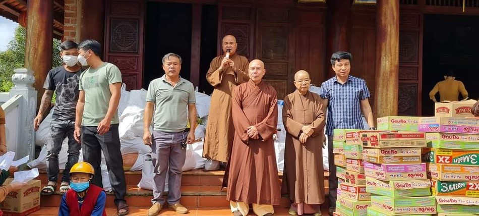 Ni trưởng Nhựt Khương cùng Ban Từ thiện - Xã hội Phật giáo tỉnh đã trao tặng 1.000 phần quà tới bà con đồng bào dân tộc