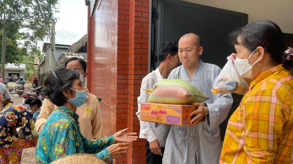 Ban Từ thiện - Xã hội trao quà Vu lan đến hộ nghèo Ban Từ thiện - Xã hội trao quà Vu lan đến hộ nghèo