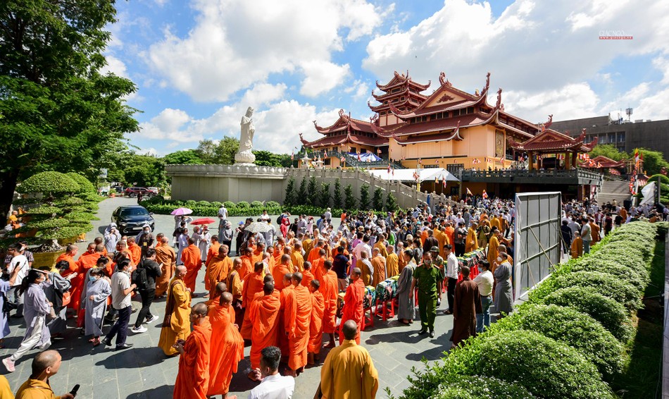 Quang cảnh tặng quà tại Việt Nam Quốc Tự Quang cảnh tặng quà tại Việt Nam Quốc Tự