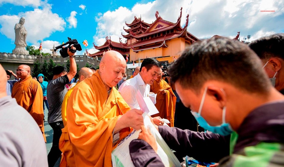 Hòa thượng Thích Lệ Trang trao quà đến hộ nghèo, tại Việt Nam Quốc Tự Hòa thượng Thích Lệ Trang trao quà đến hộ nghèo, tại Việt Nam Quốc Tự