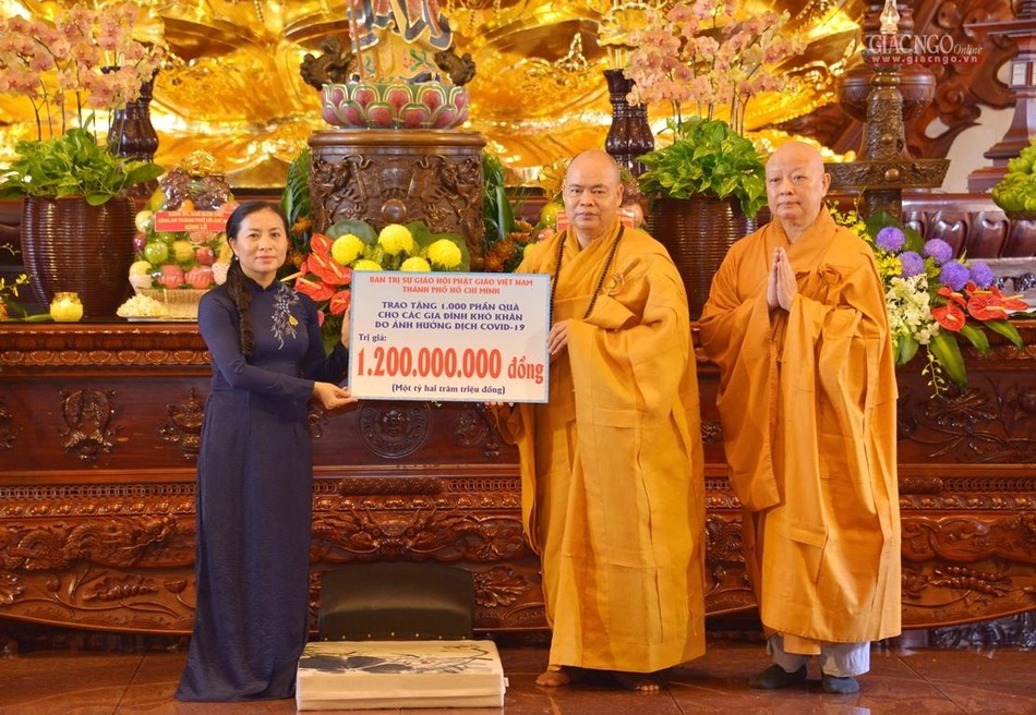 Thượng tọa Thích Thanh Phong trao bảng tượng trưng tặng 1.000 phần quà đến hộ nghèo Thượng tọa Thích Thanh Phong trao bảng tượng trưng tặng 1.000 phần quà đến hộ nghèo