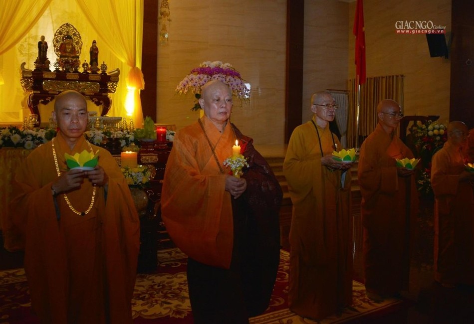 Lễ hoa đăng, chư tôn đức đã trang nghiêm xưng niệm danh hiệu Bồ-tát Quán Thế Lễ hoa đăng, chư tôn đức đã trang nghiêm xưng niệm danh hiệu Bồ-tát Quán Thế