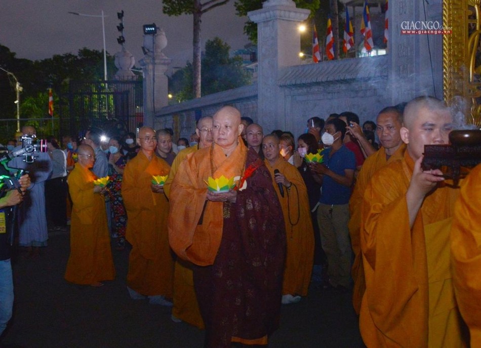 Hòa thượng Trưởng ban Trị sự cùng chư tôn đức từ từ di chuyển đến thắp sáng, phóng liên đăng trên hồ thủy phủ trước Việt Nam Quốc Tự Hòa thượng Trưởng ban Trị sự cùng chư tôn đức từ từ di chuyển đến thắp sáng, phóng liên đăng trên hồ thủy phủ trước Việt Nam Quốc Tự