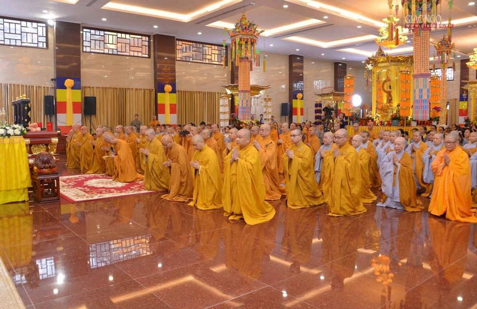 Chư tôn đức đảnh lễ Đức Quyền Pháp chủ GHPGVN Chư tôn đức đảnh lễ Đức Quyền Pháp chủ GHPGVN