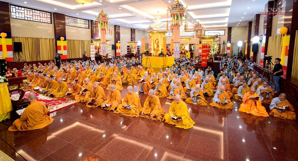 Ban Trị sự GHPGVN quận: 3, 5, 6, 10 và chư tôn đức Ni Phân ban Ni giới Phật giáo Thành phố tham gia khóa lễ