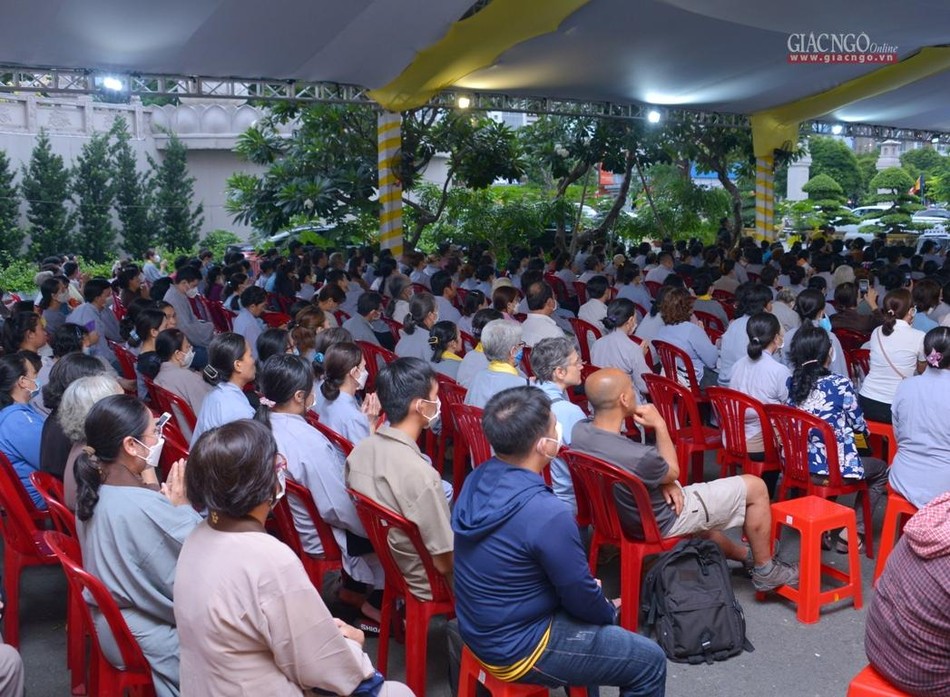 Phật tử, người dân tùy duyên tham dự qua các phương tiện truyền hình trực tiếp tất cả các khóa lễ, thời kinh, pháp thoại và chẩn tế do Ban Thông tin - Truyền thông GHPGVN TP.HCM phối hợp với Báo Giác Ngộ tổ chức