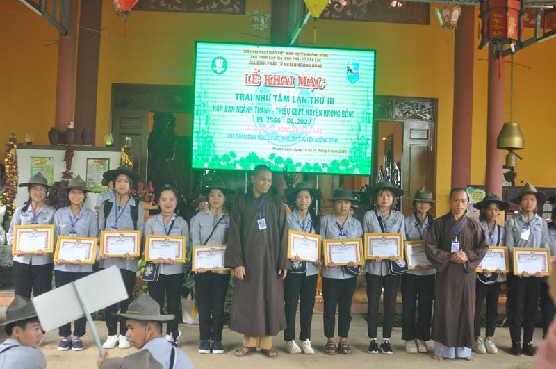 Ban Điều hành Gia đình Phật tử huyện Krông Bông đã tặng Giấy khen, trao học bổng cho 14 đoàn sinh Gia đình Phật tử Ban Điều hành Gia đình Phật tử huyện Krông Bông đã tặng Giấy khen, trao học bổng cho 14 đoàn sinh Gia đình Phật tử