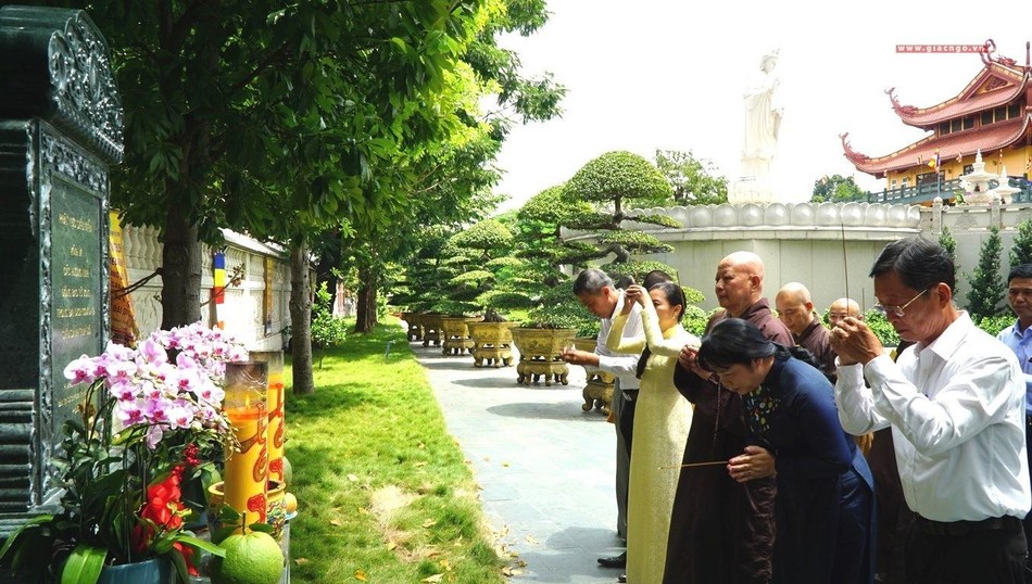 Niêm hương tưởng niệm trước bia tưởng niệm đồng bào tử vong, cán bộ, chiến sĩ hy sinh trong đại dịch Covid-19 trong khuôn viên Việt Nam Quốc Tự