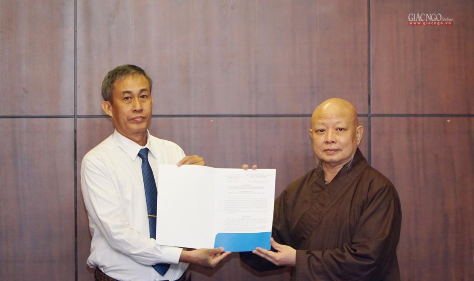 Ông Võ Văn Thiện trao quyết định do Chủ tịch Ủy ban Trung ương MTTQVN ấn ký đến Hòa thượng Thích Lệ Trang