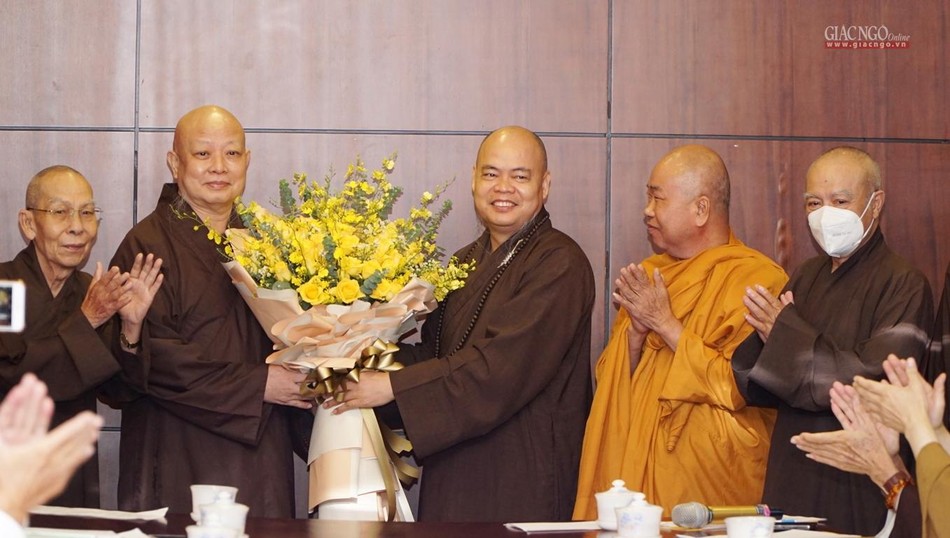 Chư tôn đức Ban Thường trực Ban Trị sự chúc mừng Hòa thượng Trưởng ban Trị sự
