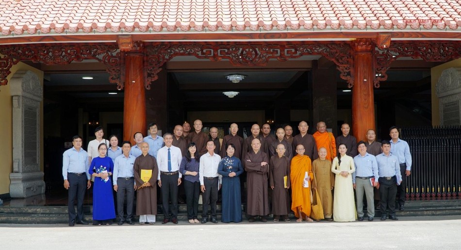 Trước hội trường chính Trụ sở Ban Trị sự - Việt Nam Quốc Tự