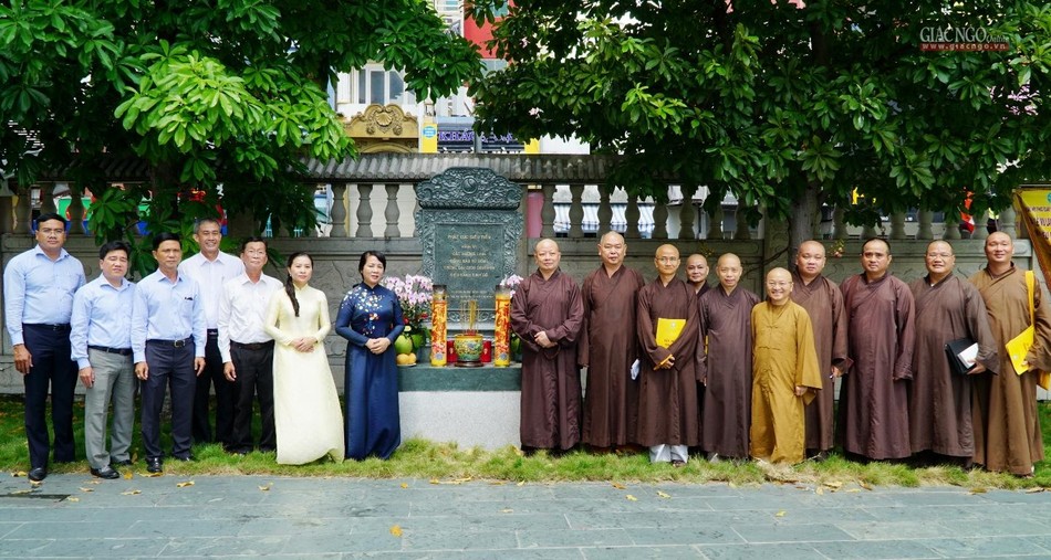 Chụp ảnh lưu niệm tại bia tưởng niệm đồng bào tử vong, cán bộ, chiến sĩ hy sinh trong đại dịch Covid-19 trong khuôn viên Việt Nam Quốc Tự