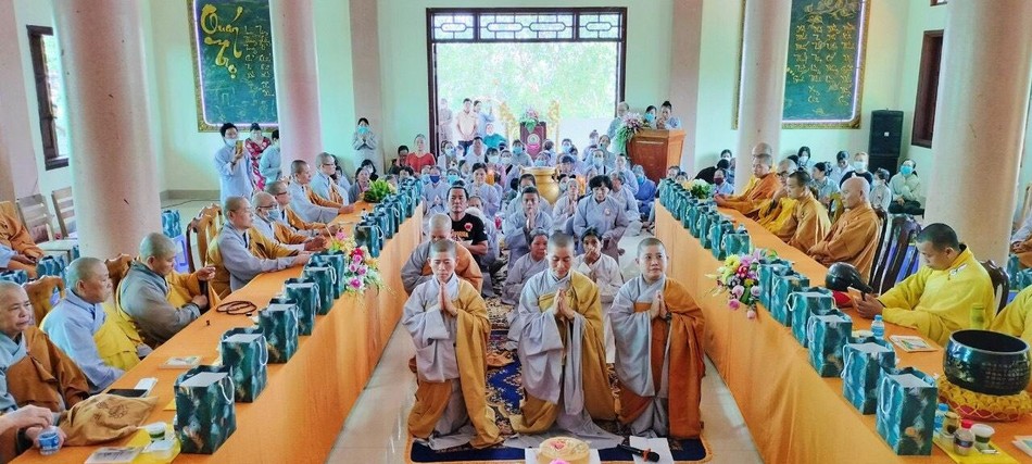 Chư Ni chùa Từ Quang tác bạch cúng dường Chư Ni chùa Từ Quang tác bạch cúng dường