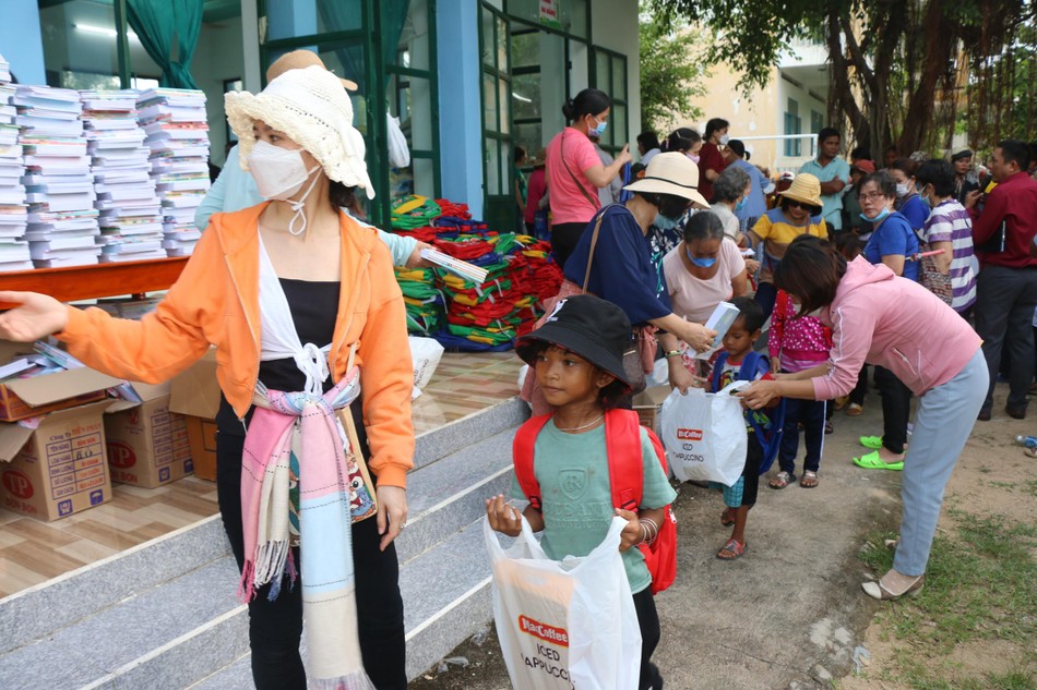 Các em học sinh nhận quà trước năm học mới - Ảnh: CTV