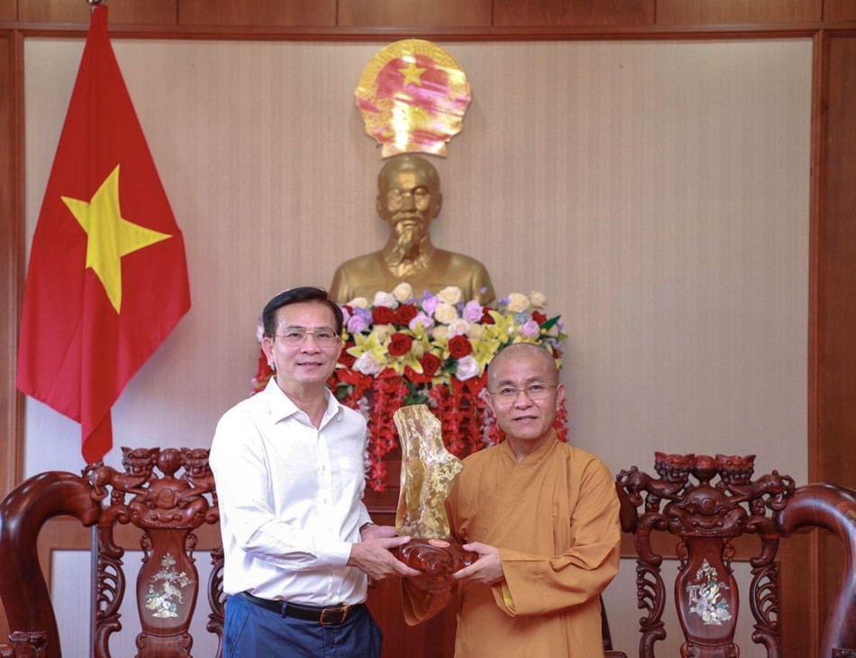 Ông Hồ Văn Mười, Phó Bí thư Tỉnh ủy, Chủ tịch UBND tỉnh có phần quà chúc mừng Thượng tọa Thích Quảng Hiền, tân Trưởng ban Trị sự tỉnh Ông Hồ Văn Mười, Phó Bí thư Tỉnh ủy, Chủ tịch UBND tỉnh có phần quà chúc mừng Thượng tọa Thích Quảng Hiền, tân Trưởng ban Trị sự tỉnh