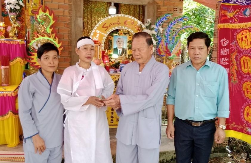 Đoàn trao tiền hỗ trợ đến gia đình ông Nguyễn Văn Minh Đoàn trao tiền hỗ trợ đến gia đình ông Nguyễn Văn Minh