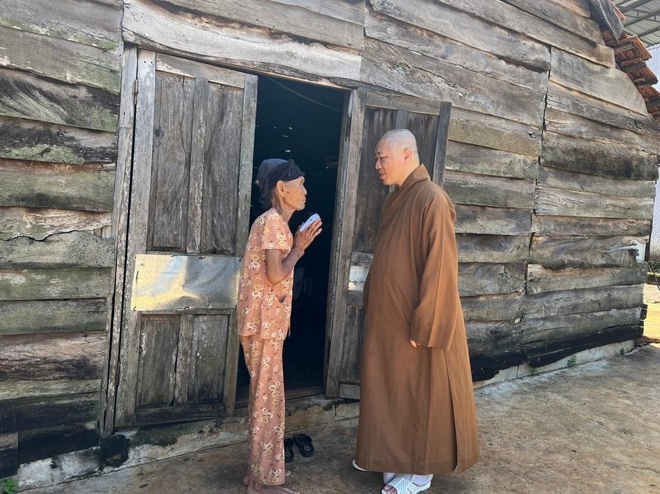 Thượng tọa Thích Thiện Thuận đến 10 gia đình khó khăn thăm hỏi, trao quà Thượng tọa Thích Thiện Thuận đến 10 gia đình khó khăn thăm hỏi, trao quà