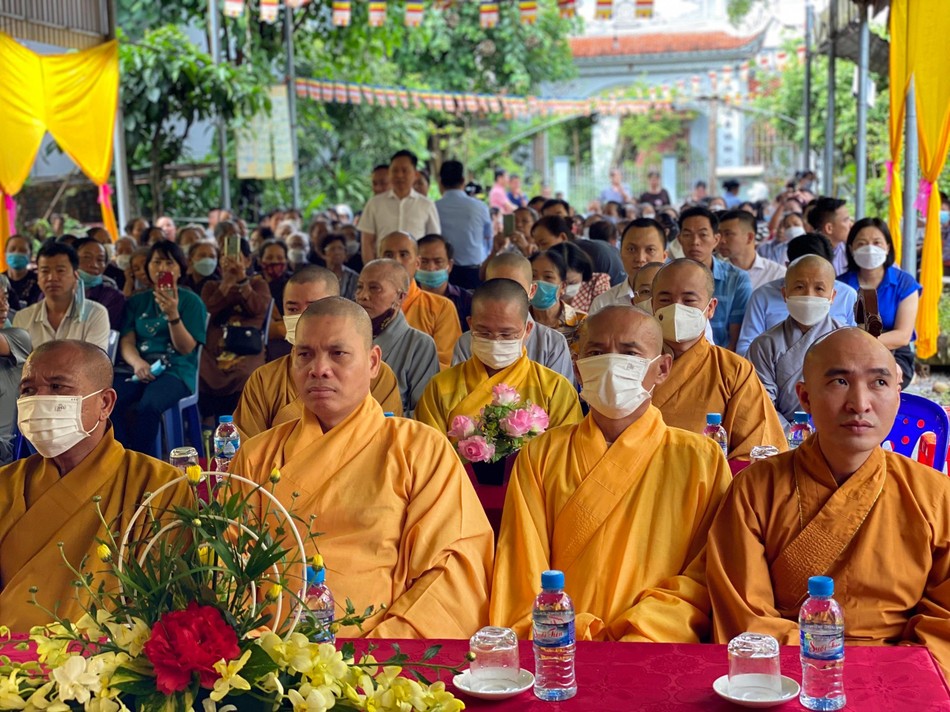 Chư tôn đức tham dự lễ động thổ chùa Linh Quang Chư tôn đức tham dự lễ động thổ chùa Linh Quang