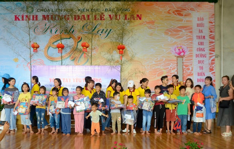 Trao quà Tết Trung thu cho các em thiếu nhi Trao quà Tết Trung thu cho các em thiếu nhi