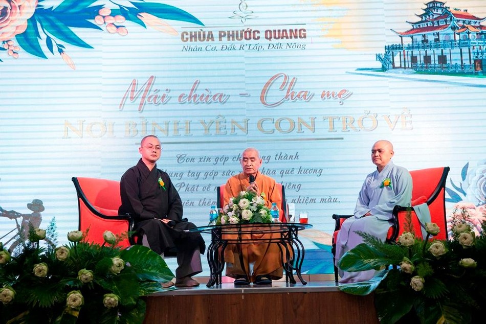 Chư tôn đức tại đêm giao lưu cùng Tăng Ni, Phật tử Chư tôn đức tại đêm giao lưu cùng Tăng Ni, Phật tử