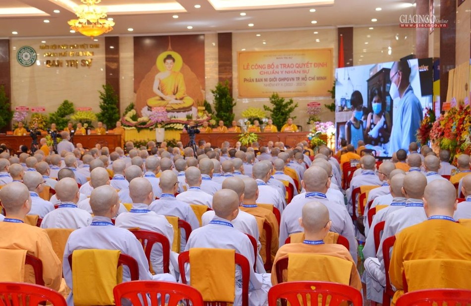 Đại biểu xem báo cáo hoạt động Phật sự khóa IX qua video clip