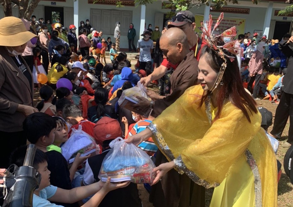 Trao quà cho thiếu nhi nhân Tết Trung thu sắp tới