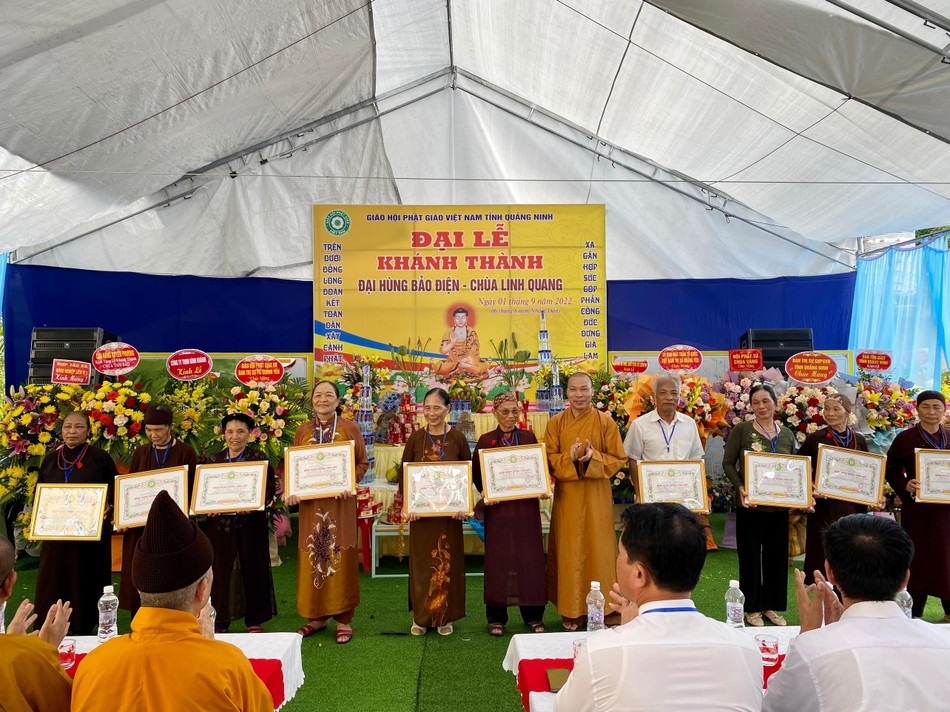 Ban Trị sự GHPGVN tỉnh Quảng Ninh đã trao tặng Bằng tuyên dương công đức cho 2 tập thể và 18 cá nhân tiêu biểu
