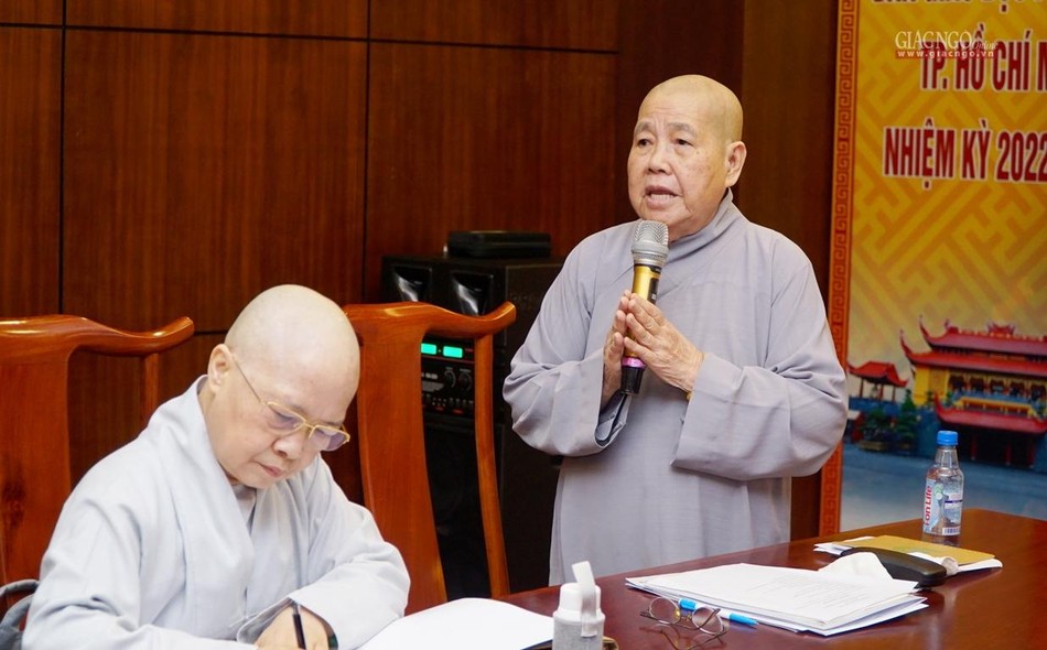 Ni trưởng Thích nữ Từ Nhẫn, Trưởng Phân ban Ni giới TP.HCM chủ trì buổi họp